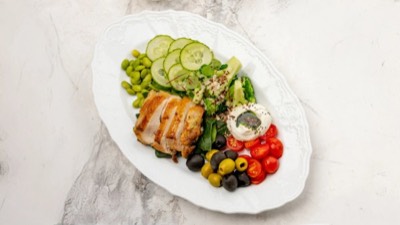 Салат с хрустящим цыплёнком и брокколи