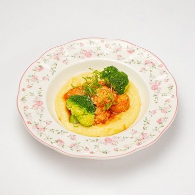 Куриные шарики с картофельным пюре и брокколи*