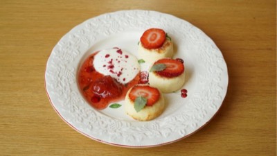 Сырники со сметаной и клубничным конфи