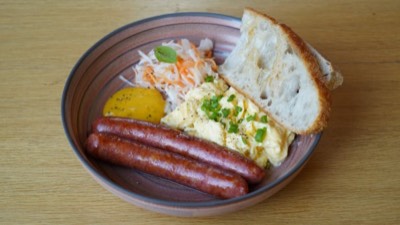 Скрэмбл с колбасками и квашенной капустой